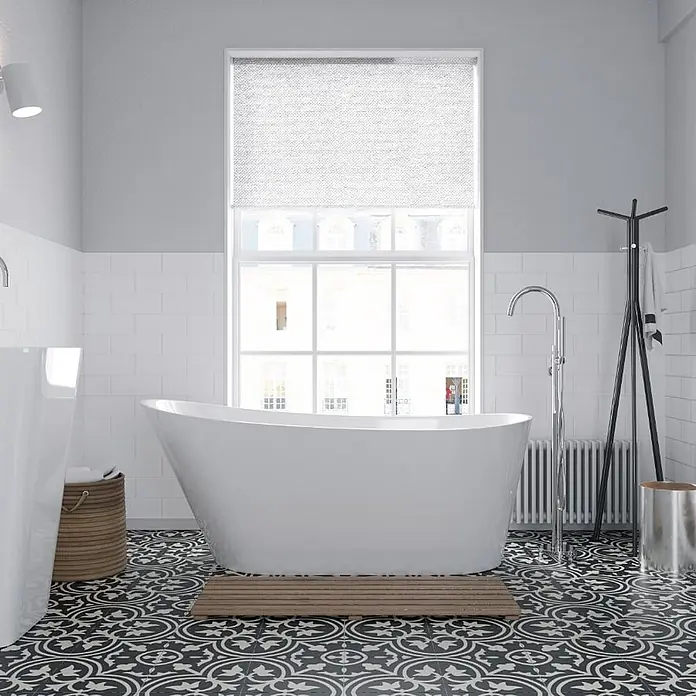Bad Land Badewannenstandarmatur LUGO freistehende Badewannenarmatur Chrom - Chrom, Matt - Weiße freistehende Badewanne in einem hellen Badezimmer, zentral unter einem großen Fenster platziert.