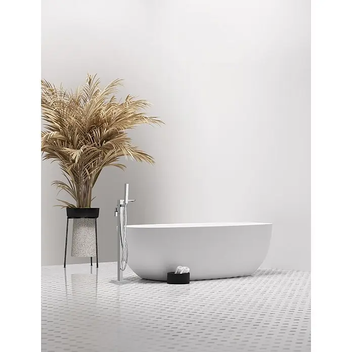 Bad Land Badewannenstandarmatur PAROS freistehende Badewannenarmatur Silber - Silber, Glänzend - Moderne weiße freistehende Badewanne mit bodenstehender Chromarmatur in einem minimalistischen Badezimmer.