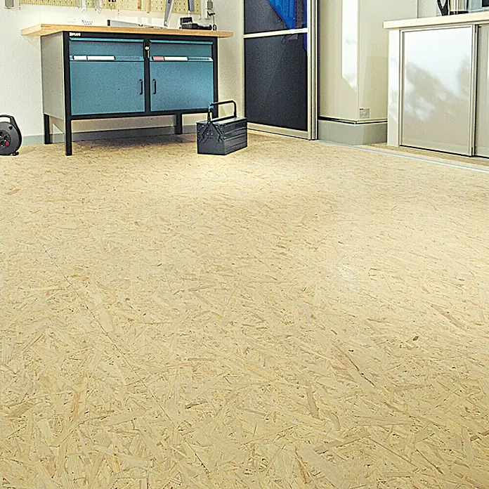 OSB-Verlegeplatte - 2.500 x 675 x 22 mm - Detailansicht des OSB-Bodens, der eine robuste und kostengünstige Lösung für Garagen und Werkstätten bietet. Die Holzspäne sorgen für eine interessante Optik.
