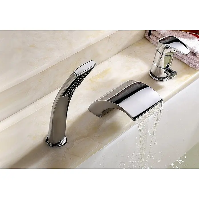 Bad Land Badewannenrandarmatur RIVEN Badewannenrandarmatur Set 3-Loch Chrom Riven - Silber, Glänzend - Modernes Chrom-Badewannenarmatur-Set mit Wasserfallauslauf und Handbrause, das Wasser in eine weiße Wanne gießt.