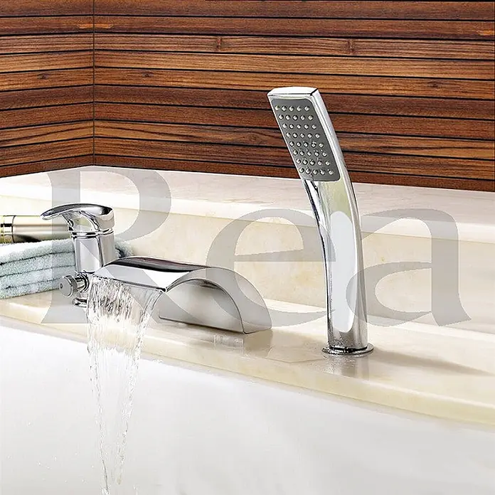 Bad Land Badewannenrandarmatur RIVEN Badewannenrandarmatur Set 3-Loch Chrom Riven - Silber, Glänzend - Verchromte Badewannearmatur mit Wasserfallauslauf und Handbrause, auf hellen Wannenrand montiert, Wasser läuft.