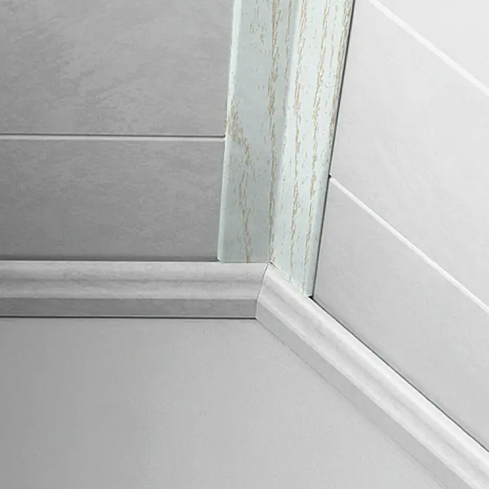 LOGOCLIC Faltleiste Esche Weiß - 260 cm x 22 mm x 22 mm - Detailaufnahme einer Innenarchitektur mit Fokus auf die Zierleisten und Paneele, die eine elegante Raumgestaltung zeigen.