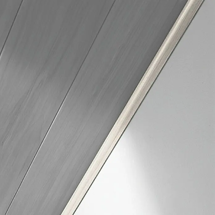 LOGOCLIC Abdeckleiste Esche Weiß - 260 cm x 25 mm x 6 mm - Detailaufnahme der Holzpaneele mit dekorativem Rand, ideal für Wand- oder Deckenverkleidung. Das Design verleiht jedem Raum einen modernen Touch.