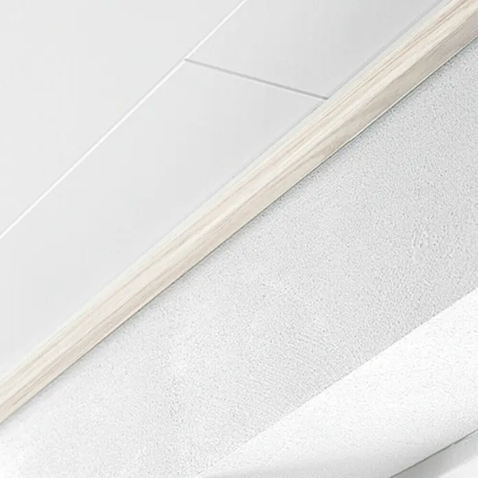 LOGOCLIC Abschlussleiste Esche Weiß - L x B x H: 260 cm x 36 mm x 16 mm, MDF - Eine Nahaufnahme der Decke, die eine glatte Oberfläche und einen dekorativen Holzrand zeigt, ideal für moderne Innenarchitektur-Projekte.