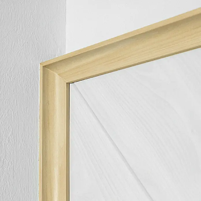 LOGOCLIC Hohlkehlleiste Ahorn - 260 cm x 16 mm x 16 mm, MDF - Nahaufnahme einer Tür mit hellem Holzrahmen und weißer Füllung. Ideal für moderne Innenräume.