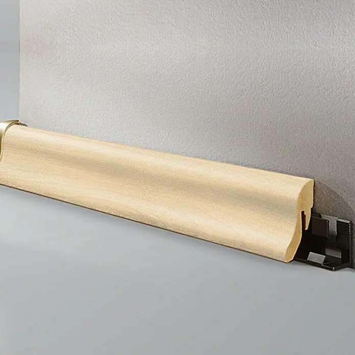 LOGOCLIC Sockelleiste Ahorn - 260 cm x 22 mm x 40 mm, MDF - Bild einer Sockelleiste aus Holz mit Befestigungssystem.
