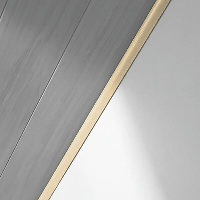 LOGOCLIC Abdeckleiste Ahorn - 260 cm x 25 mm x 6 mm - Nahaufnahme einer grauen Wandverkleidung mit Holzleiste, die einen modernen und stilvollen Übergang zu einer weißen Wand schafft.