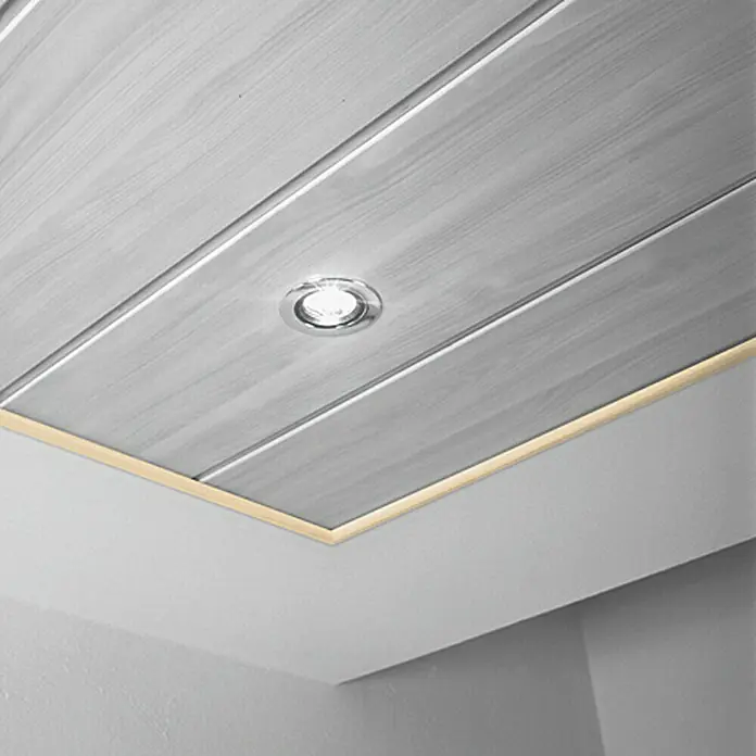 LOGOCLIC Viertelstab Ahorn - 260 cm x 12 mm x 12 mm, MDF - Nahaufnahme einer Deckenverkleidung mit eingelassenem Licht, die ein modernes und stilvolles Design zeigt.