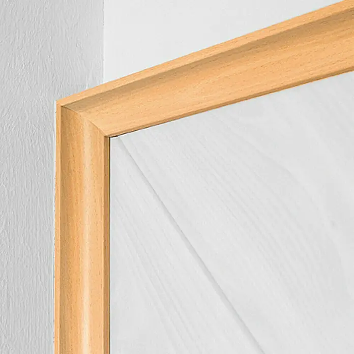 LOGOCLIC Hohlkehlleiste Buche Natur - 260 cm x 22 mm x 22 mm, MDF - Nahaufnahme einer Tür mit einem hellen Holzrahmen und einer weißen, holzähnlichen Oberfläche. Ideal für moderne Innenräume.