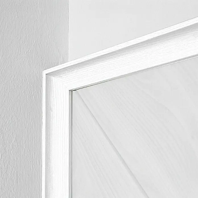LOGOCLIC Hohlkehlleiste Edelweiß Pore - 260 cm x 22 mm x 22 mm, MDF - Detailaufnahme einer weißen Holztür mit Rahmen, die eine moderne und schlichte Ästhetik für den Innenbereich bietet.