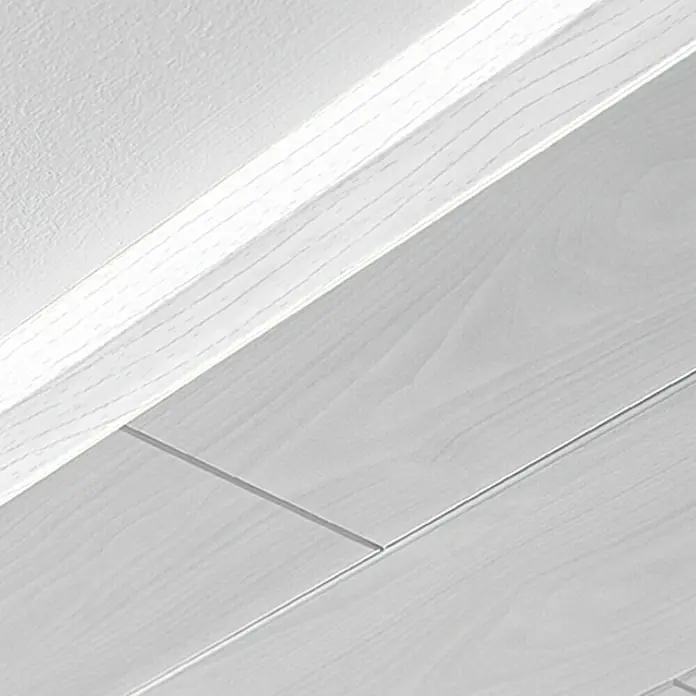 LOGOCLIC Winkelleiste Edelweiß Pore - 260 cm x 35 mm x 35 mm, MDF - Detailansicht einer weißen Holzpaneeldecke mit Leisten, die eine saubere und moderne Ästhetik bietet.