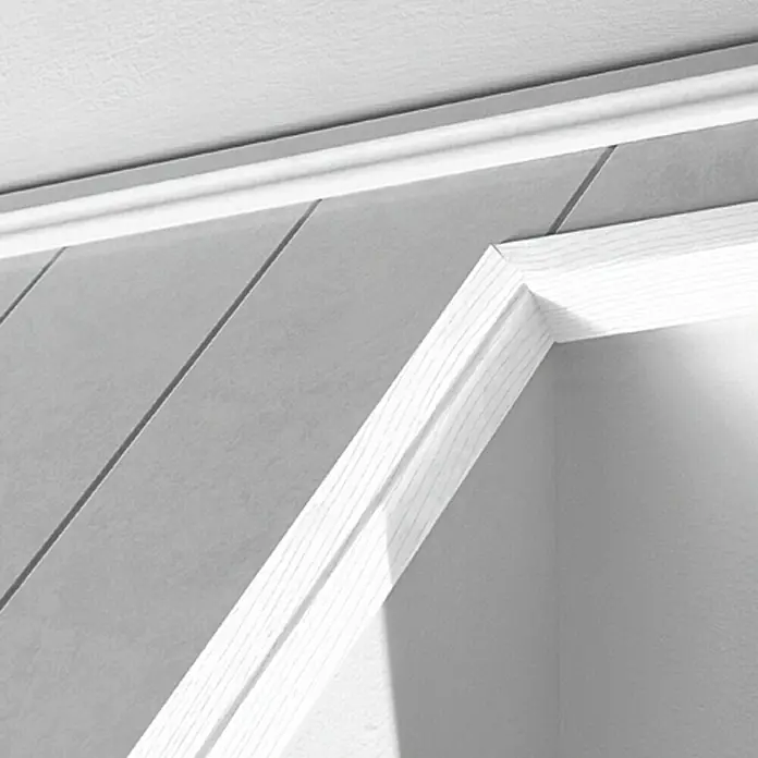 LOGOCLIC Winkelleiste Edelweiß Pore - 260 cm x 28 mm x 28 mm, MDF - Nahaufnahme einer weißen Zierleiste an einer Wand mit diagonalen Paneelen, die einen modernen Akzent setzt.\n