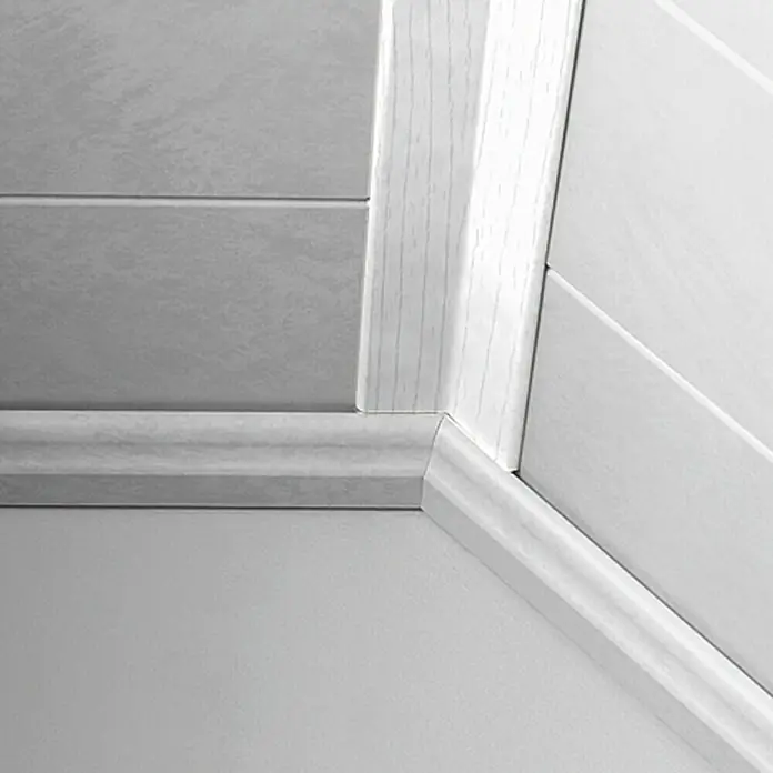 LOGOCLIC Faltleiste Edelweiß Pore - 260 cm x 22 mm x 22 mm - Nahaufnahme einer weißen, modernen Deckenverkleidung. Die Paneele sind stilvoll und sauber verarbeitet.