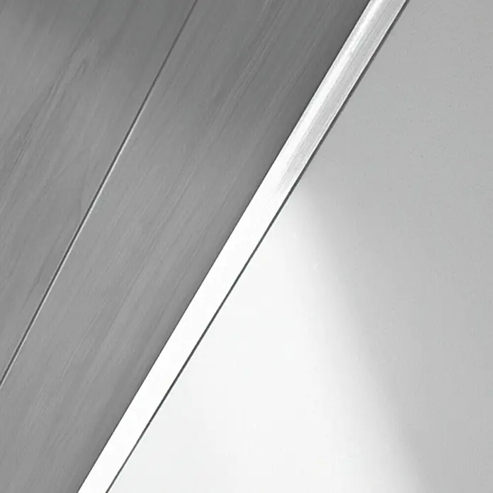 LOGOCLIC Abdeckleiste Edelweiß Pore - 260 cm x 25 mm x 6 mm - Detailaufnahme einer modernen Deckenleuchte mit LED-Streifen zwischen Holzpaneelen und weißer Decke, für stimmungsvolle Beleuchtung.