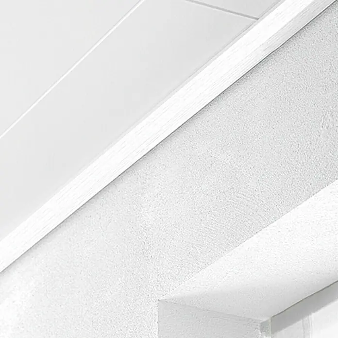 LOGOCLIC Abschlussleiste Edelweiß Pore - L x B x H: 260 cm x 36 mm x 16 mm, MDF - Detailaufnahme einer weißen Deckenplatte mit Holzleiste, die einen modernen und hellen Raum hervorhebt. Ideal für minimalistisches Design.
