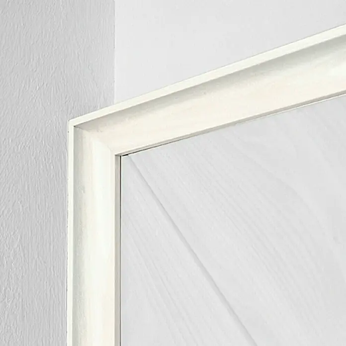 LOGOCLIC Hohlkehlleiste Birnbaum Weiß - 260 cm x 22 mm x 22 mm, MDF - Detailaufnahme einer weißen Kassettentür mit Rahmen, die eine schlichte Eleganz und moderne Gestaltung zeigt.