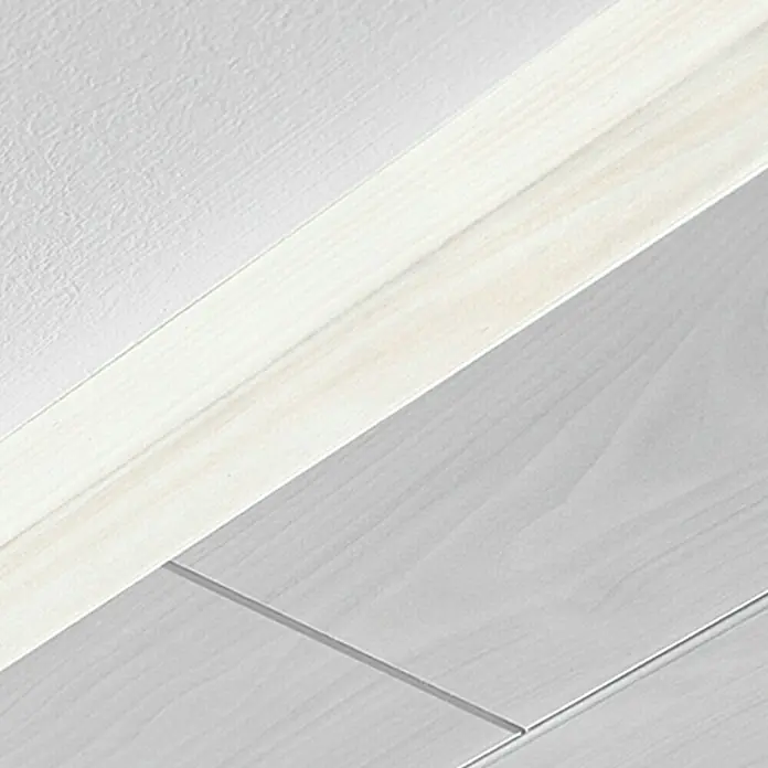 LOGOCLIC Winkelleiste Birnbaum Weiß - 260 cm x 35 mm x 35 mm, MDF - Detailaufnahme einer weißen Fußleiste, die Wand und Boden elegant verbindet. Die Textur von Wand und Boden erzeugt ein minimalistisches und sauberes Design.