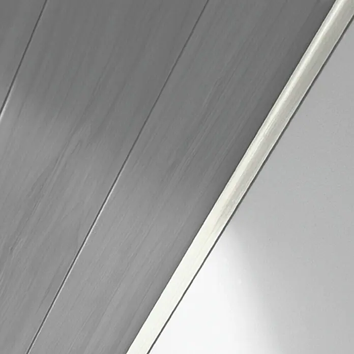 LOGOCLIC Abdeckleiste Birnbaum Weiß - 260 cm x 25 mm x 6 mm - Eine Nahaufnahme einer grauen Holzvertäfelung an einer Decke mit einer weißen Zierleiste, die einen modernen und sauberen Übergang schafft.