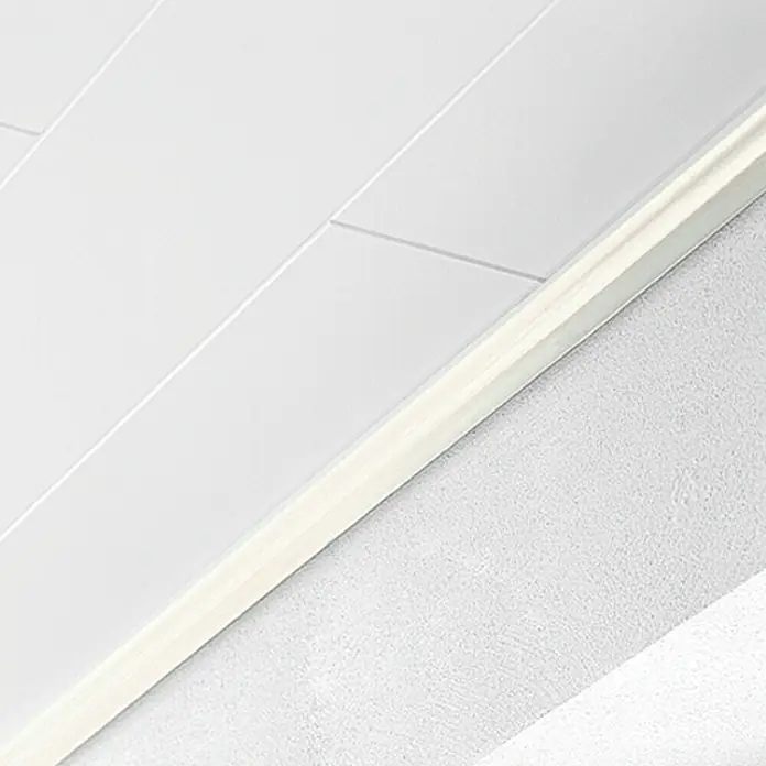 LOGOCLIC Abschlussleiste Birnbaum Weiß - L x B x H: 260 cm x 36 mm x 16 mm, MDF - Detailaufnahme einer weißen Deckenverkleidung mit Paneelen und Rahmen, die ein sauberes und modernes Design präsentiert.