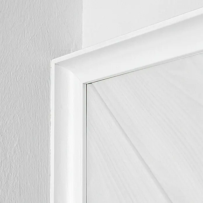 LOGOCLIC Hohlkehlleiste Uni Weiß - 260 cm x 22 mm x 22 mm, MDF - Detailaufnahme einer weißen Tür mit Zierrahmen, der einen sauberen und modernen Übergang zur weißen Wand bildet.