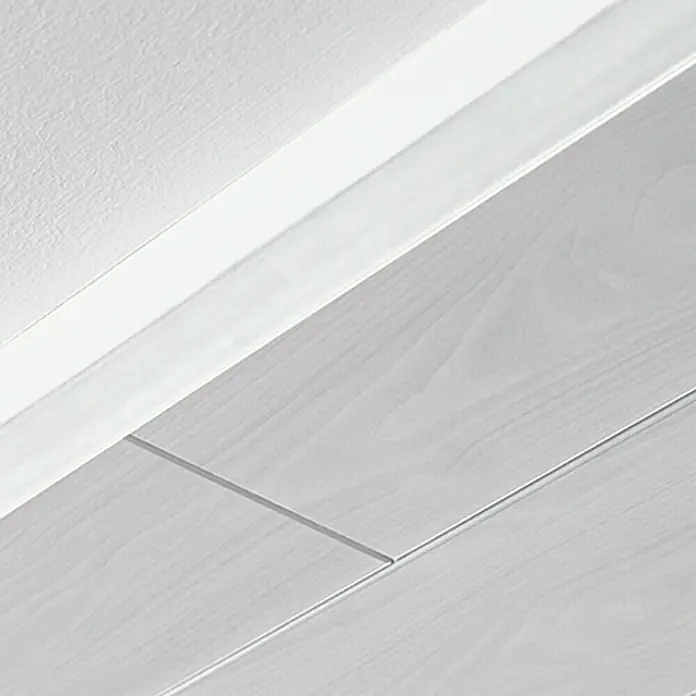 LOGOCLIC Winkelleiste Uni Weiß - 260 cm x 35 mm x 35 mm, MDF - Helles Laminat mit einer Fußleiste an der Wand. Das Laminat sorgt für ein modernes und sauberes Aussehen des Raumes.