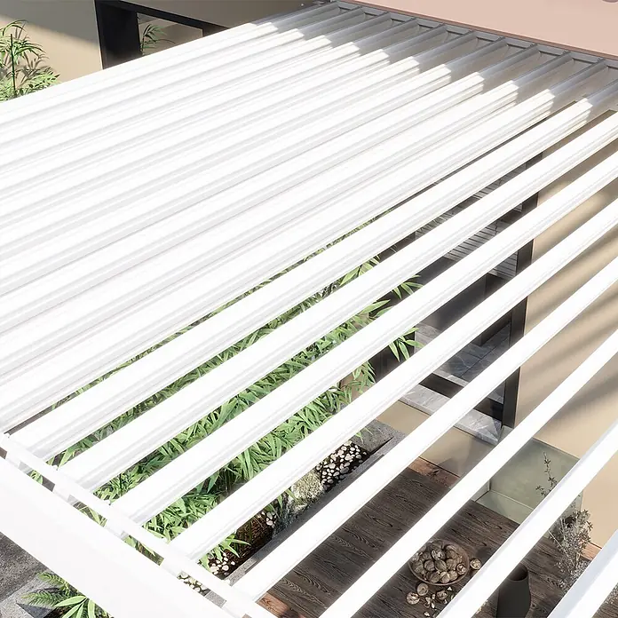 Weide Pergola Classic 3 x 3 M Weiß - Farbe Gestell: Weiß, Metall - Weißes Lamellendach einer Pergola, das einen Außenbereich mit Pflanzen und Holzfußboden beschattet.