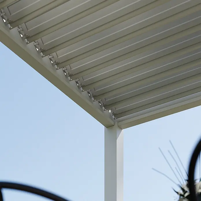 Weide Pergola Classic 3 x 3 M Weiß - Farbe Gestell: Weiß, Metall - Unterseite einer modernen, hellgrauen Lamellenpergola aus Metall mit verstellbaren Lamellen für Sonnen- und Schattenregulierung.