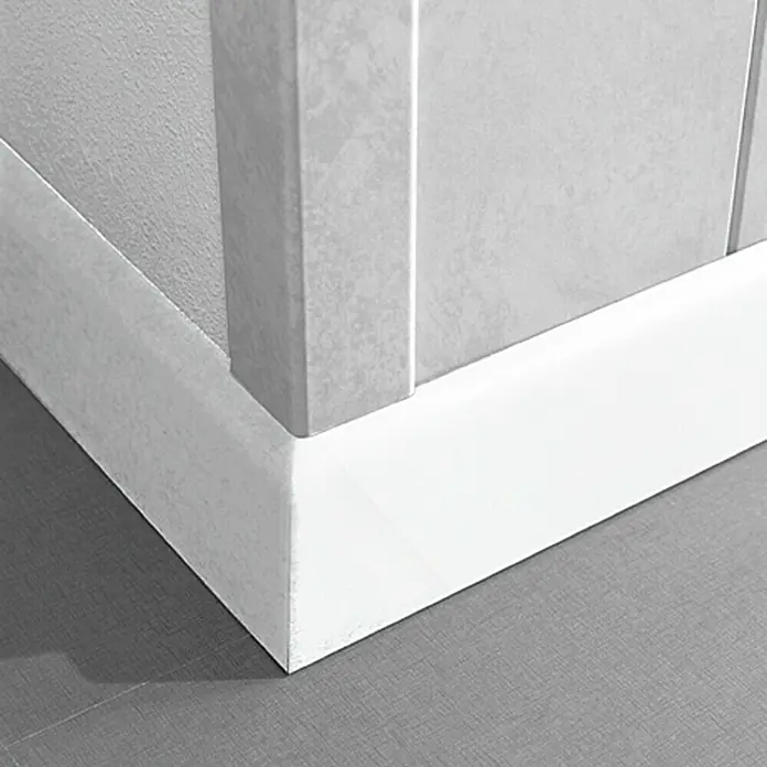 LOGOCLIC Sockelleiste K 58 Weiß Hochglanz - 260 cm x 10 mm x 58 mm, MDF - Detailaufnahme einer weißen Fußleiste, die einen sauberen Übergang zwischen Wand und Boden bildet und das minimalistische Design betont.