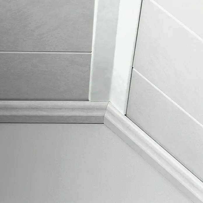 LOGOCLIC Faltleiste Uni Weiß - 260 cm x 22 mm x 22 mm - Nahaufnahme der Eckdetails einer weißen Paneeldecke mit Zierleisten, die ein sauberes und modernes Design zeigt.