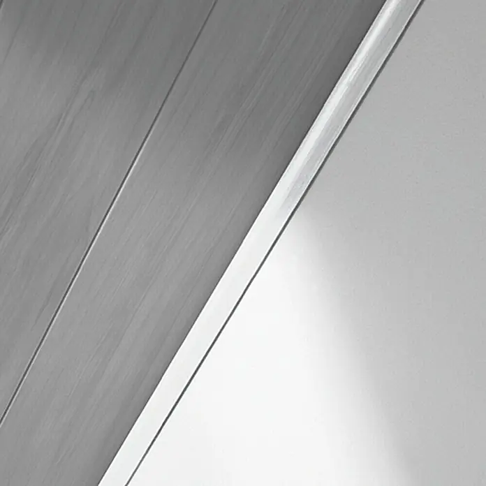LOGOCLIC Abdeckleiste Uni Weiß - 260 cm x 25 mm x 6 mm - Nahaufnahme einer modernen Wandverkleidung mit Holzoptik und weißen Akzenten. Elegant und stilvoll für jeden Raum.