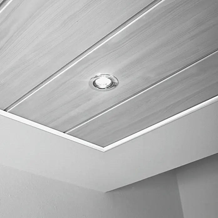 LOGOCLIC Viertelstab Uni Weiß - 260 cm x 12 mm x 12 mm, MDF - Nahaufnahme einer Holzdecke mit eingelassener Leuchte. Die Deckenleuchte strahlt hell und erhellt den Raum, wobei die Holzmaserung der Decke sichtbar ist.