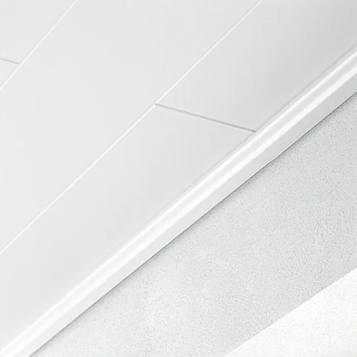 LOGOCLIC Abschlussleiste Weiß Hochglanz - L x B x H: 260 cm x 36 mm x 16 mm, MDF - Detailaufnahme einer weißen Paneeldecke mit umlaufender Zierleiste. Elegantes Design für moderne Innenräume, die Helligkeit und Stil vereinen.
