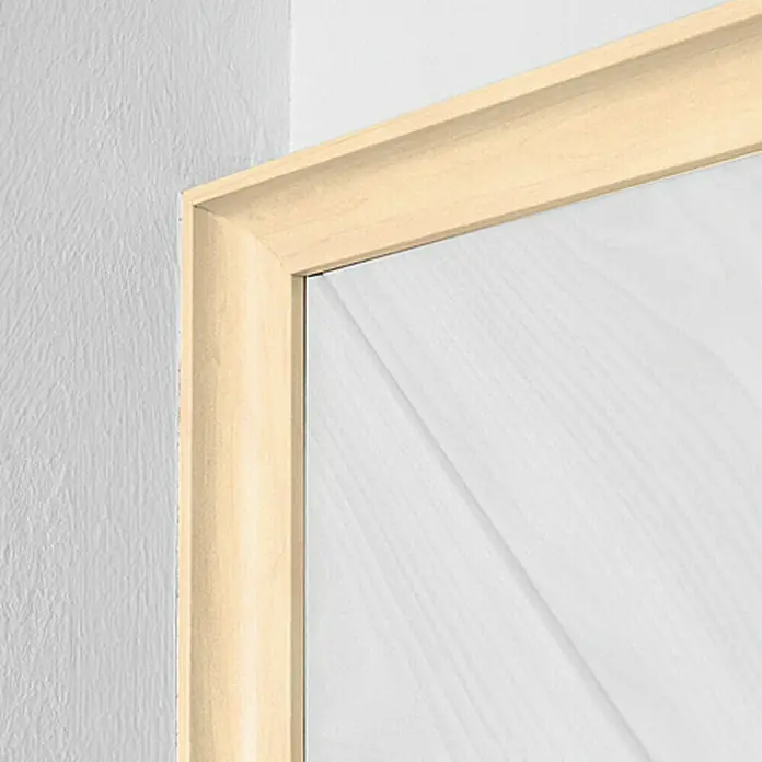 LOGOCLIC Hohlkehlleiste Polar Birke - 260 cm x 22 mm x 22 mm, MDF - Detailaufnahme eines eleganten Holzrahmens mit einer weißen Holzplatte, der durch seine schlichte Eleganz besticht.
