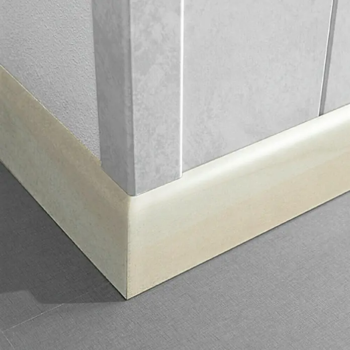 LOGOCLIC Sockelleiste K 58 Polar Birke - 260 cm x 10 mm x 58 mm, MDF - Nahaufnahme einer hellen Sockelleiste, die eine Wand und einen Boden in einem Raum verbindet.