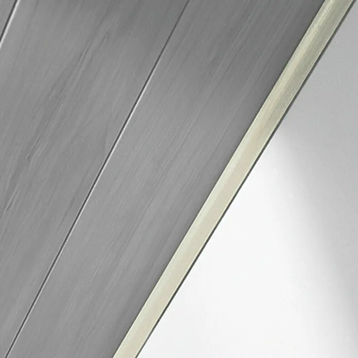 LOGOCLIC Abdeckleiste Polar Birke - 260 cm x 25 mm x 6 mm - Detailaufnahme einer grauen Holzvertäfelung mit einer hellen Zierleiste, die eine moderne und stilvolle Wandgestaltung zeigt.