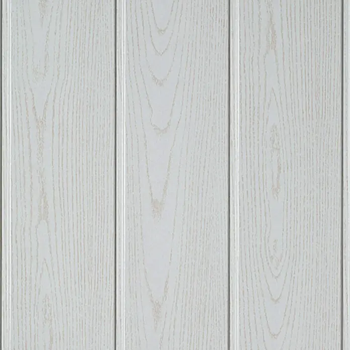 Wandpaneel Esche Weiß - 2.600 x 154 x 10 mm - Nahaufnahme einer weißen Holzvertäfelung mit feiner Maserung, ideal für stilvolle Wandverkleidungen und Innendesign.