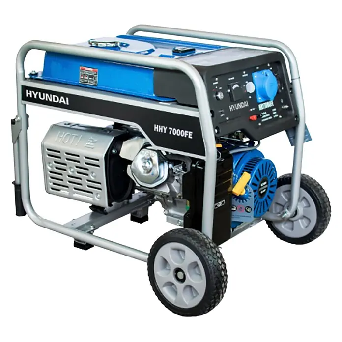 Hyundai Generador HHY7000FEK - Potencia nominal: 6,5 kW, Volumen del depósito: 25 l, Consumo: 2,8 l/h - Generador portátil Hyundai HHY 7000FE azul y negro con bastidor, escape y ruedas plateados.