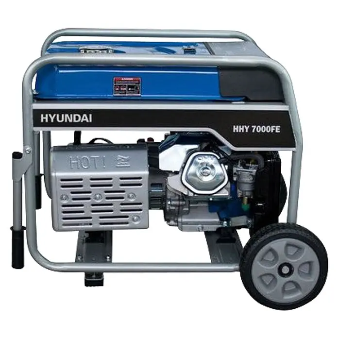 Hyundai Generador HHY7000FEK - Potencia nominal: 6,5 kW, Volumen del depósito: 25 l, Consumo: 2,8 l/h - Generador portátil Hyundai HHY 7000FE azul y plateado con ruedas y robusto marco metálico.