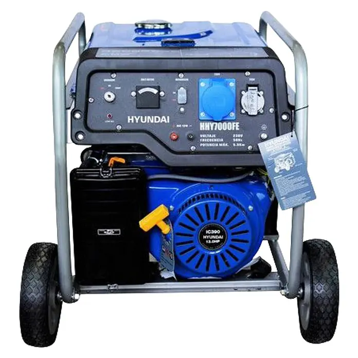 Hyundai Generador HHY7000FEK - Potencia nominal: 6,5 kW, Volumen del depósito: 25 l, Consumo: 2,8 l/h - Generador portátil Hyundai HHY7000FE azul y negro sobre ruedas con panel de control y varias tomas.