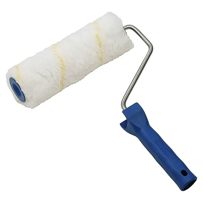 Knauf EasyPutz Auftragswalze - Geeignet für: Putz, Breite Walze: 22 cm, Bügelstärke: 8 mm - Nahaufnahme eines Farbrollers mit blauem Griff und weißem, gestreiftem Überzug vor schwarzem Hintergrund. Ideal zum Malern von Wänden.