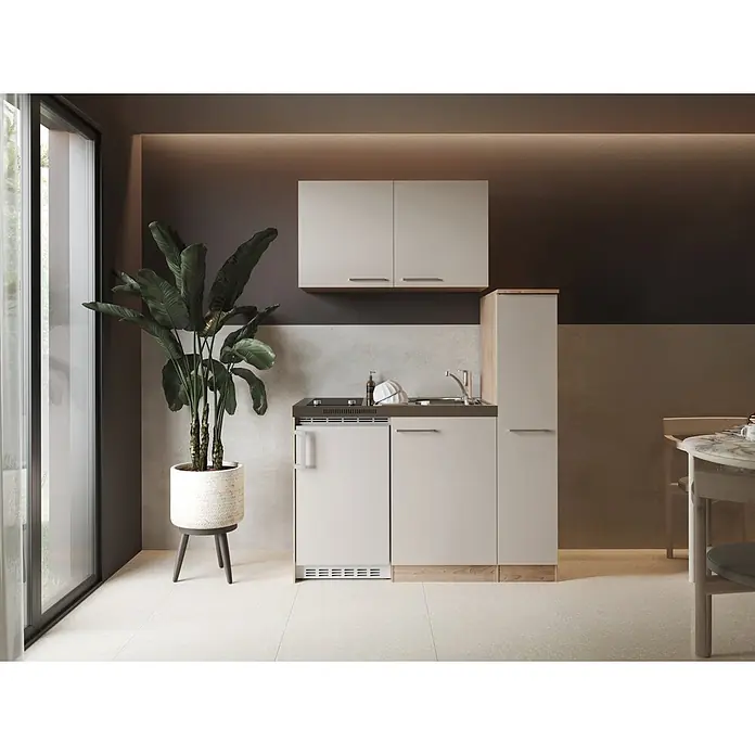 Respekta Miniküche Levin - Breite: 130 cm, Höhe: 200 cm, Kaschmir, Glaskeramikkochfeld - Kompakte hellbeige Küchenzeile mit dunkler Arbeitsplatte, Spüle, Kochfeld und integriertem Kühlschrank in einem modernen Raum.