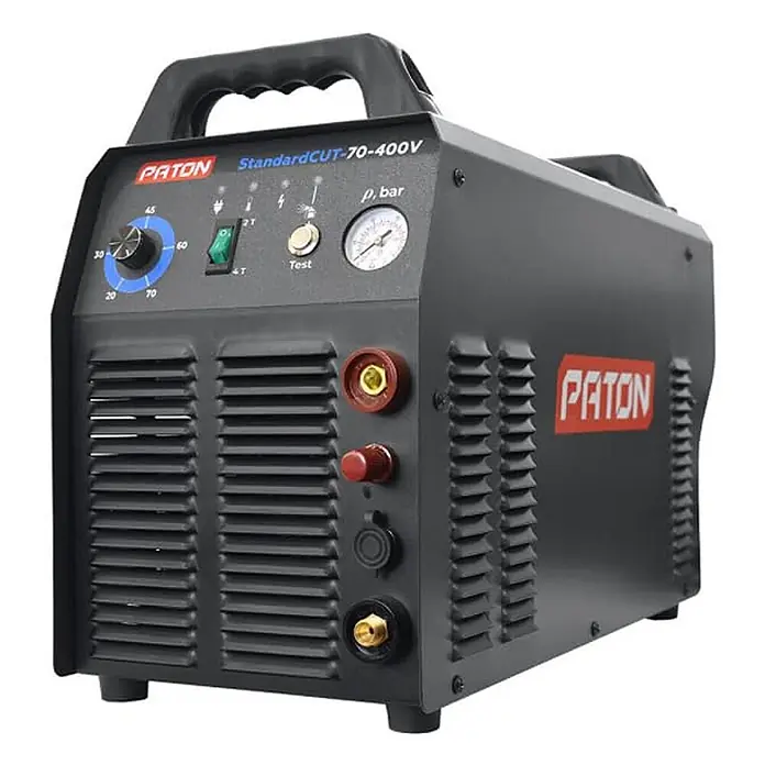 PATON StandardCUT-70-400V Plasmaschneider, 70 A, 400 V, Stahlschneidgerät, sauberer Schnitt bis 25 mm -  - Dunkelgrauer PATON StandardCUT-70-400V Plasmaschneider mit Bedienelementen, Manometer und Anschlüssen auf der Frontplatte sowie einem Griff oben.