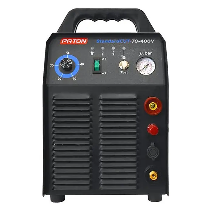 PATON StandardCUT-70-400V Plasmaschneider, 70 A, 400 V, Stahlschneidgerät, sauberer Schnitt bis 25 mm -  - Schwarzer PATON StandardCUT-70-400V Plasmaschneider mit Griff, Bedienfeld mit Stromregler, Schaltern, Manometer und Frontanschlüssen.