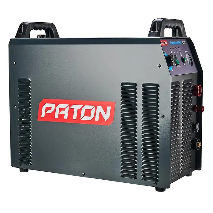 PATON StandardCUT-100 Plasmaschneider, 100 A, 400 V, mobiles Stahlschneidgerät, sauberer Schnitt bis 40 mm -  - Dunkelgrauer PATON StandardCUT 100 Plasmaschneider mit rotem Logo, Griffen und Bedienfeld mit Knöpfen und Manometer.