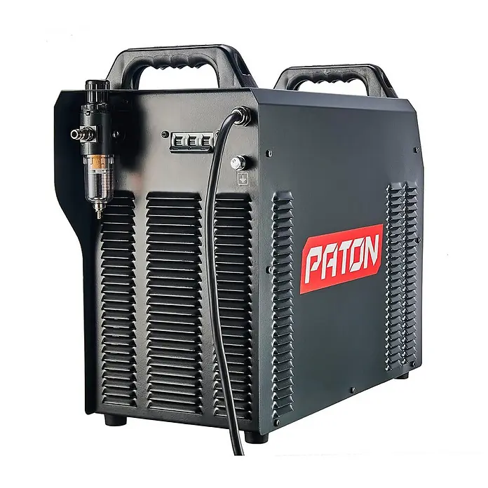 PATON StandardCUT-100 Plasmaschneider, 100 A, 400 V, mobiles Stahlschneidgerät, sauberer Schnitt bis 40 mm -  - Dunkelgraues PATON Schweißgerät mit rotem Logo, Tragegriffen, seitlicher Belüftung und Luftregler.