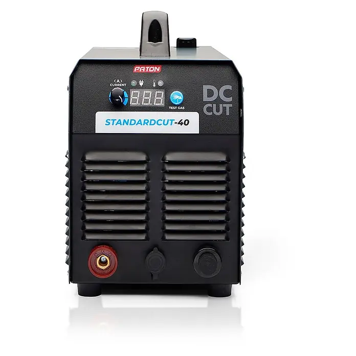 PATON StandardCUT-40 Plasmaschneider, 40 A, 230 V, tragbares Stahlschneidgerät, sauberer Schnitt bis 12 mm -  - Schwarzer PATON STANDARDCUT-40 DC Plasmaschneider mit Digitalanzeige, Drehknopf und Frontanschlüssen.