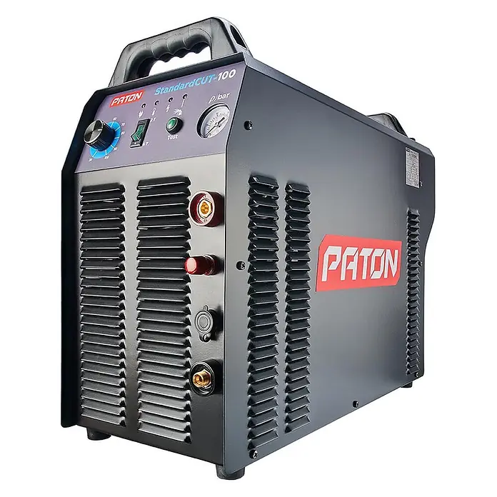 PATON StandardCUT-100 Plasmaschneider, 100 A, 400 V, mobiles Stahlschneidgerät, sauberer Schnitt bis 40 mm -  - Dunkelgrauer PATON StandardCUT-100 Plasmaschneider mit Bedienfeld und Anschlussports.