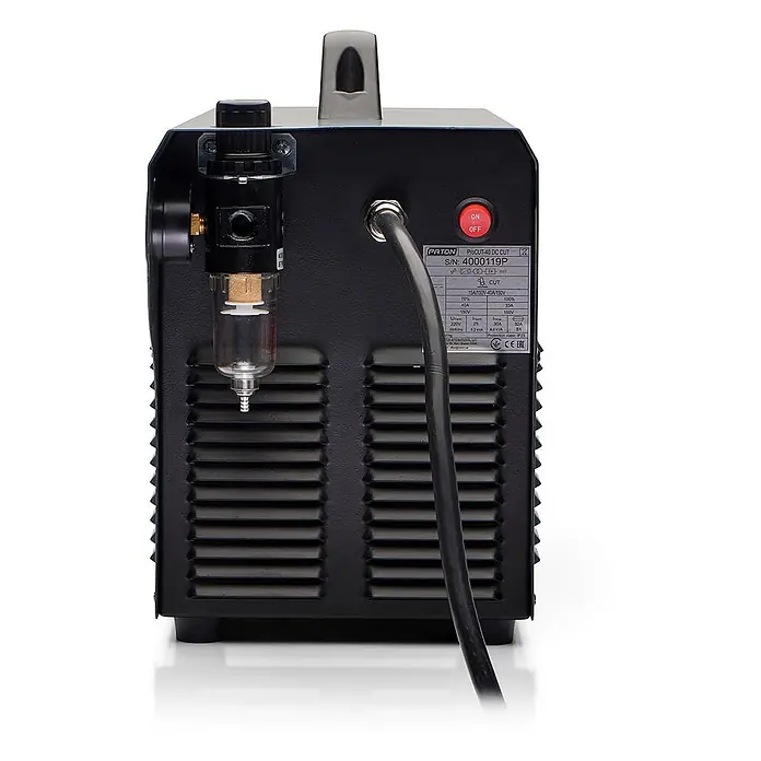 PATON ProCUT-40 Plasmaschneider, 40 A, 230 V, mobiles Stahlschneidgerät, sauberer Schnitt bis 12 mm -  - Schwarzer Plasmaschneider, Rückansicht, mit Luftfilter, Netzschalter und Spezifikationsetikett.