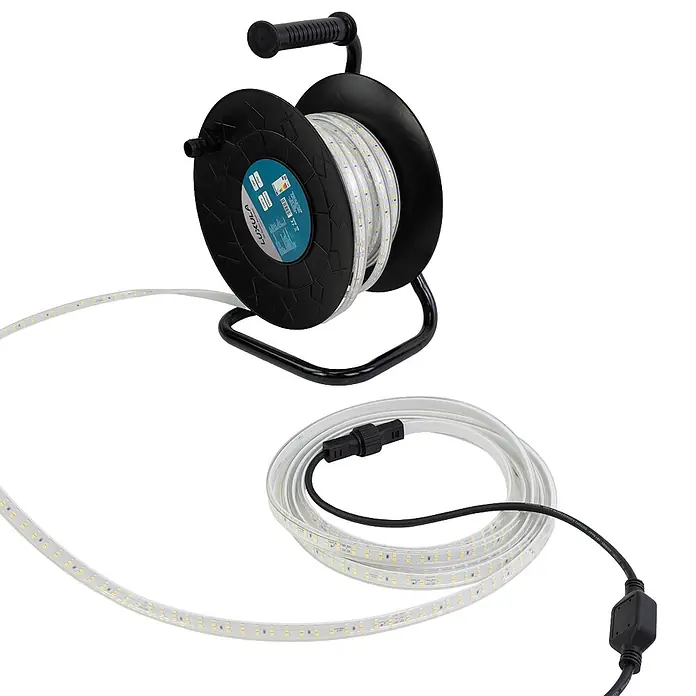 Luxula LED-Band LX700110 - Länge: 320 m, Lichtfarbe: Neutralweiß - Weiße LED-Lichtleiste auf schwarzer Kabeltrommel mit Netzteil, teilweise abgerollt.