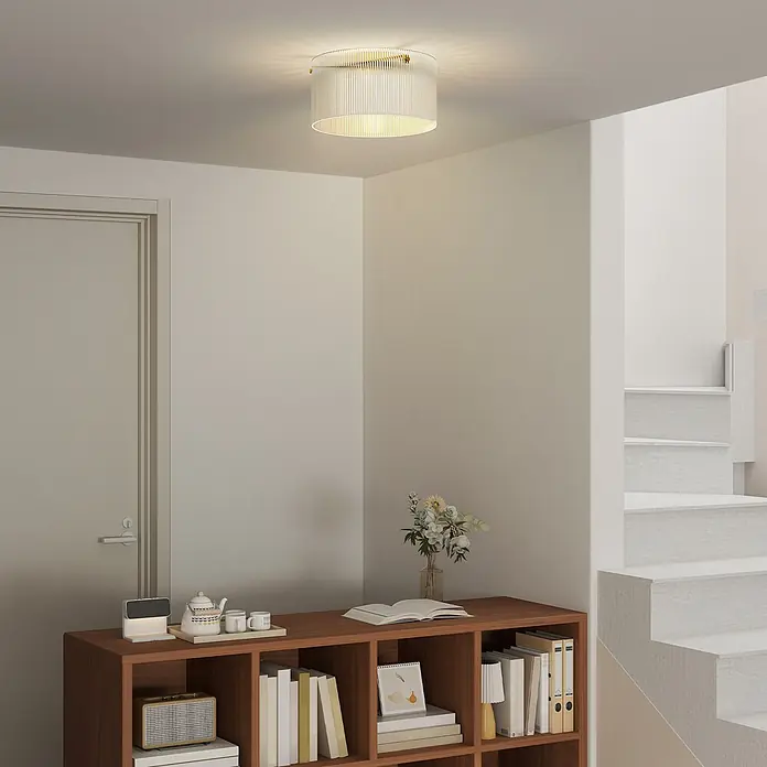 Homcom Deckenleuchte rund - 40 W, Ø x H: 32 x 16,5 cm, Transparent, Transparent, E27 - Zylindrische Deckenleuchte mit geriffelter Abdeckung und Goldakzenten, die einen modernen Raum beleuchtet.
